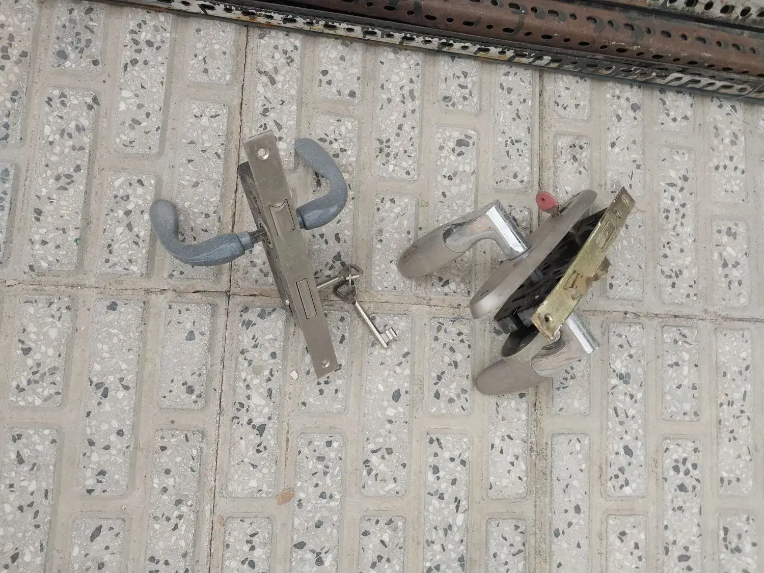 تعدادی پایه قفسه|کتابخانه، شلف، قفسههای دیواری|اراک, |دیوار