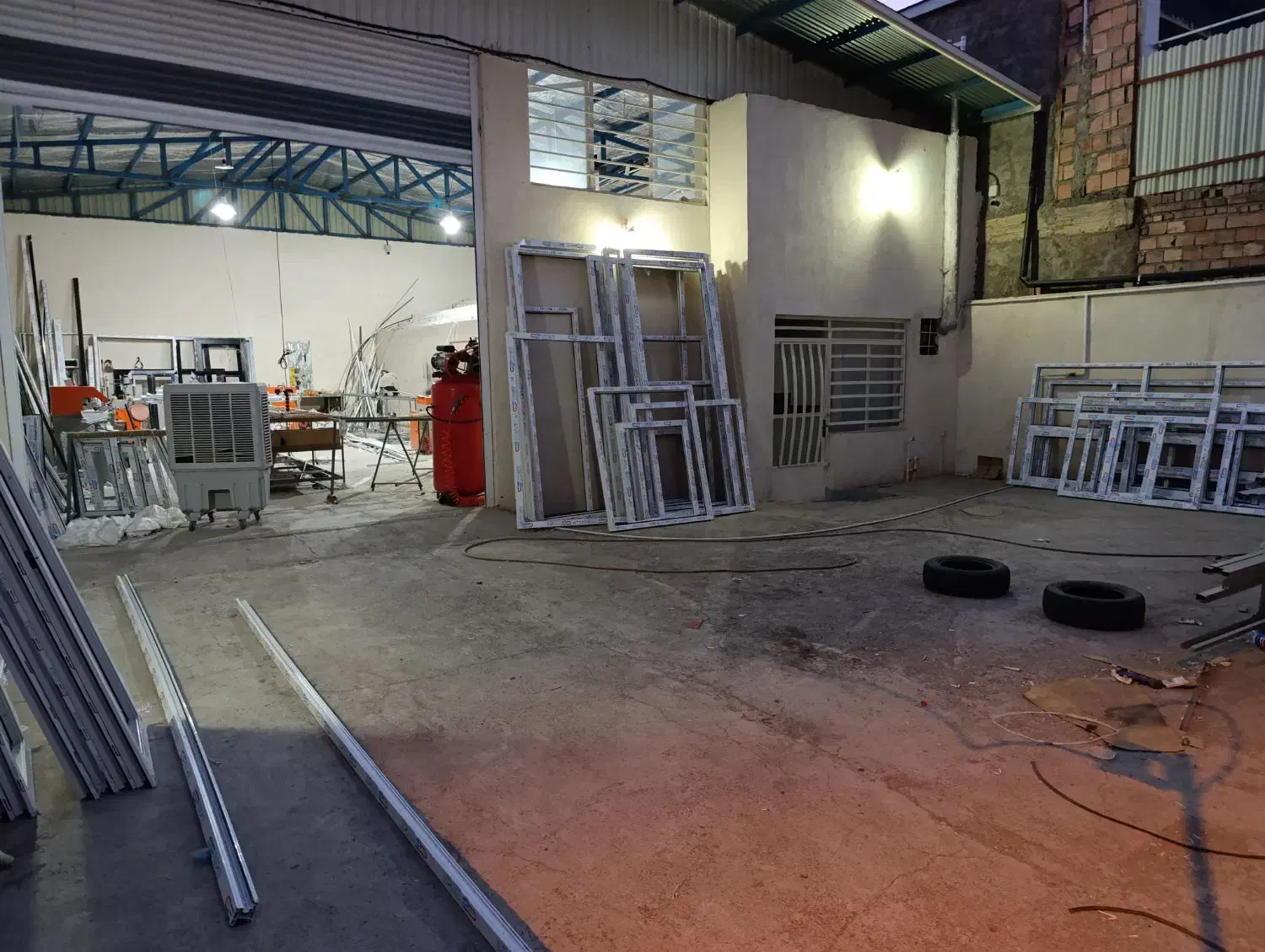 استخدام نیروی فنی جهت کار در کارگاه درب و پنجره|استخدام معماری، عمران و ساختمانی|کرمان, |دیوار