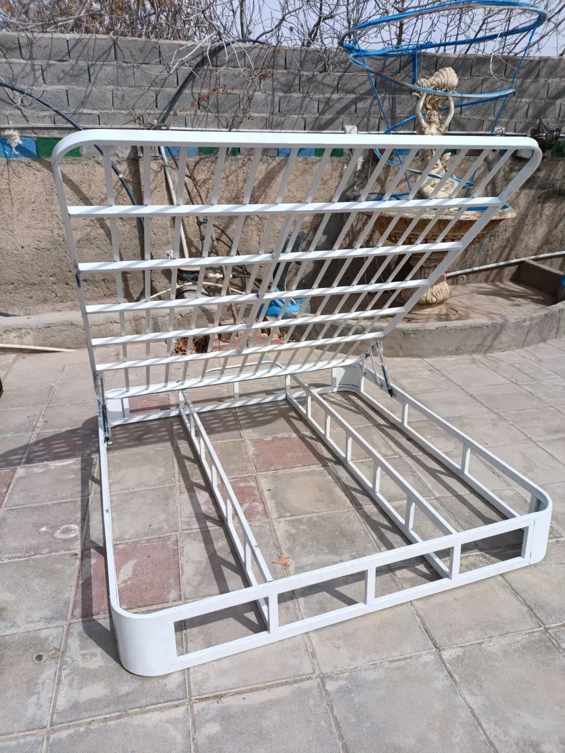 زیر تشکی فلزی سفید رنگ کفی/ ثابت/تخت جکدار|تخت و سرویس خواب|تهران, اکباتان|دیوار