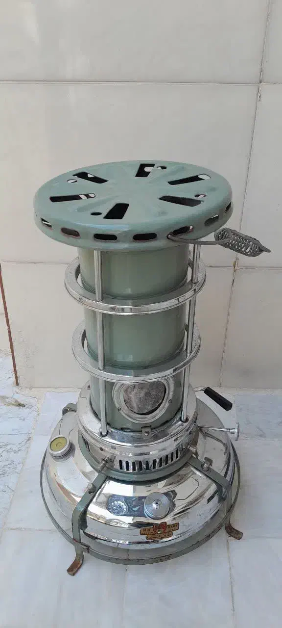 چراغ نفتی آنتیک|کلکسیون اشیاء عتیقه|قم, مسجد امام حسن|دیوار