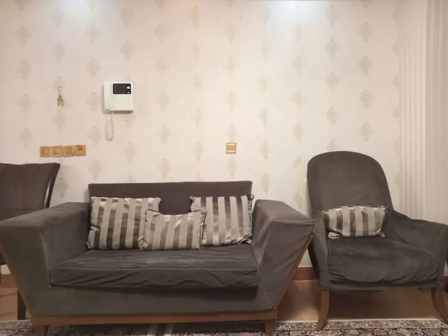 مبل راحتی|مبلمان خانگی و میز عسلی|رشت, استادسرا|دیوار