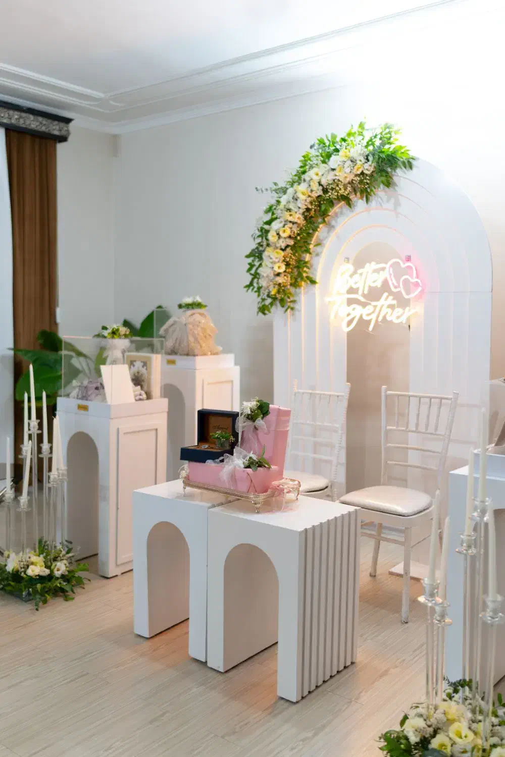 گل آرایی / تشریفات / دیزاین بله برون/ استند/جایگاه|خدمات پذیرایی، مراسم|همدان, |دیوار