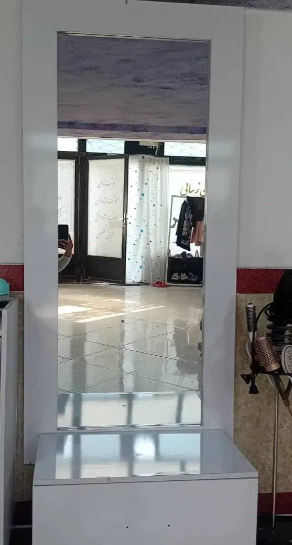 ۳عددمیز و۳عددآینه آرایشگاه تازه ساخت قیمت مناسب|آرایشگاه و سالن‌های زیبایی|مشگین شهر, |دیوار