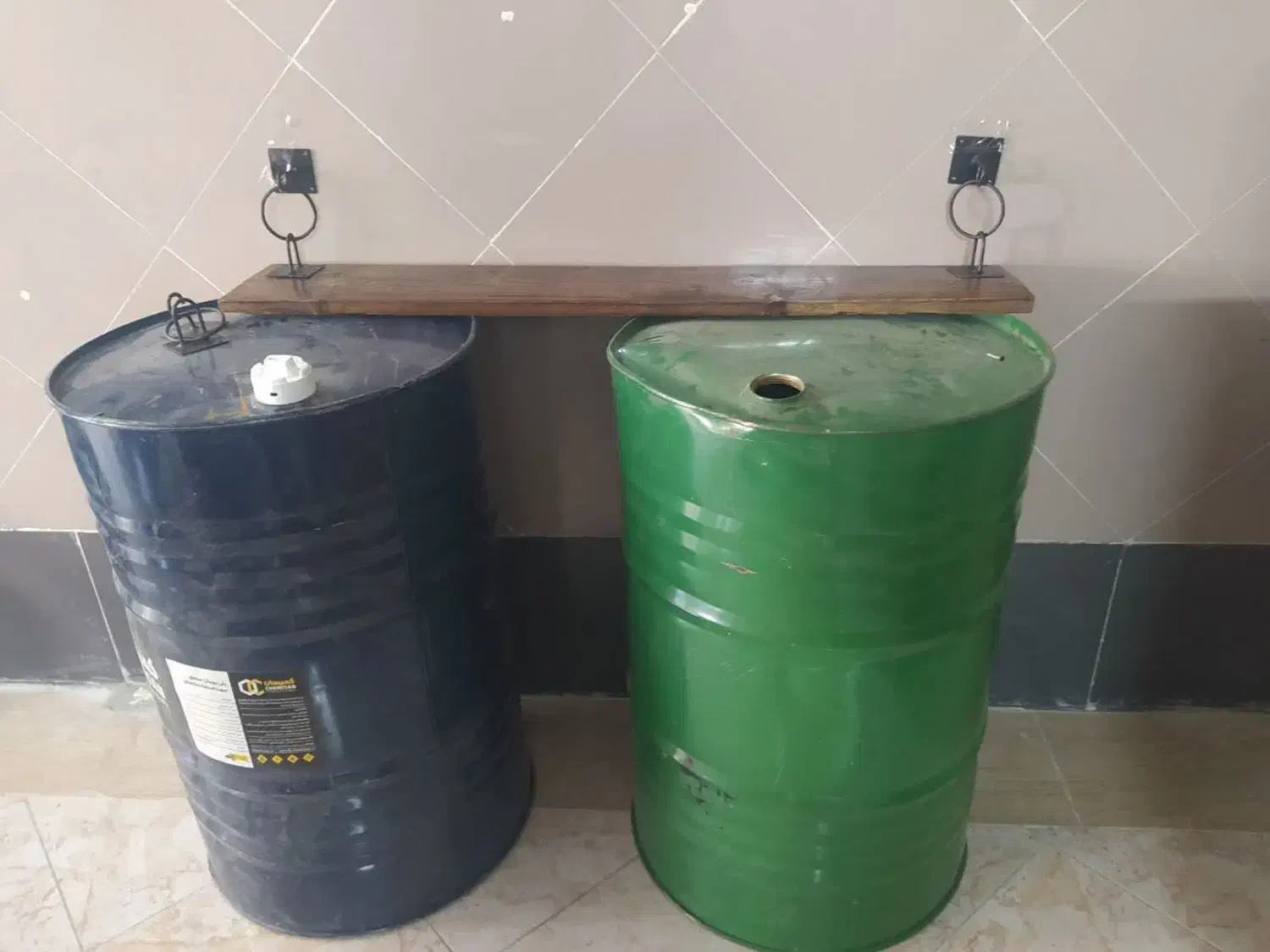 میز و صندلی چوبی|کافی‌شاپ و رستوران|قم, انسجام|دیوار