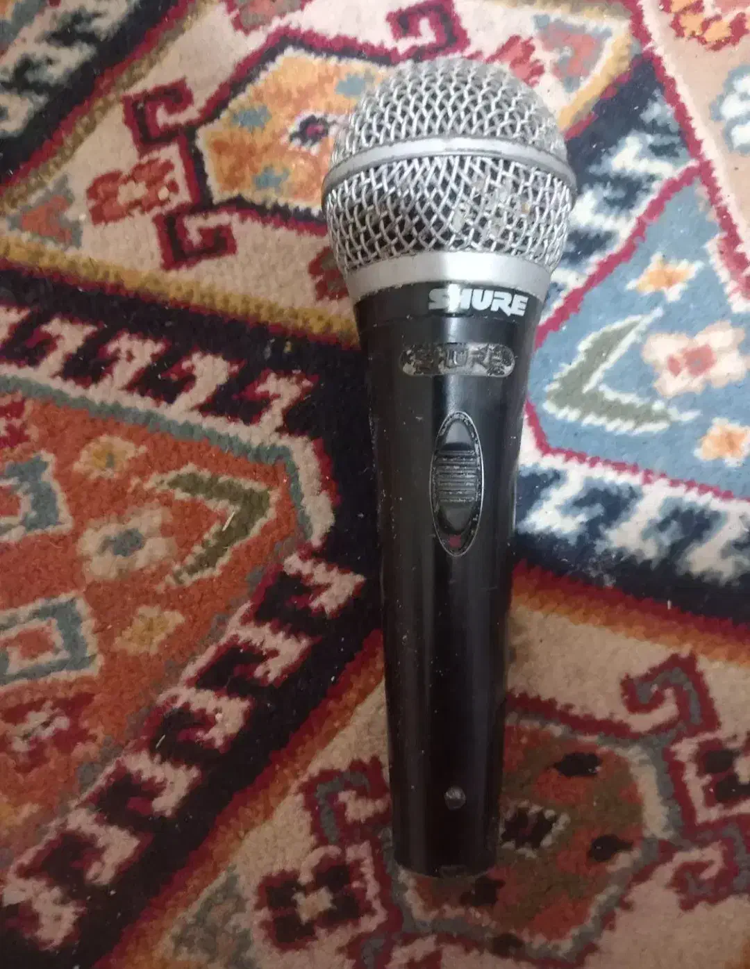 میکروفون|آلات موسیقی|ری, شهادت|دیوار