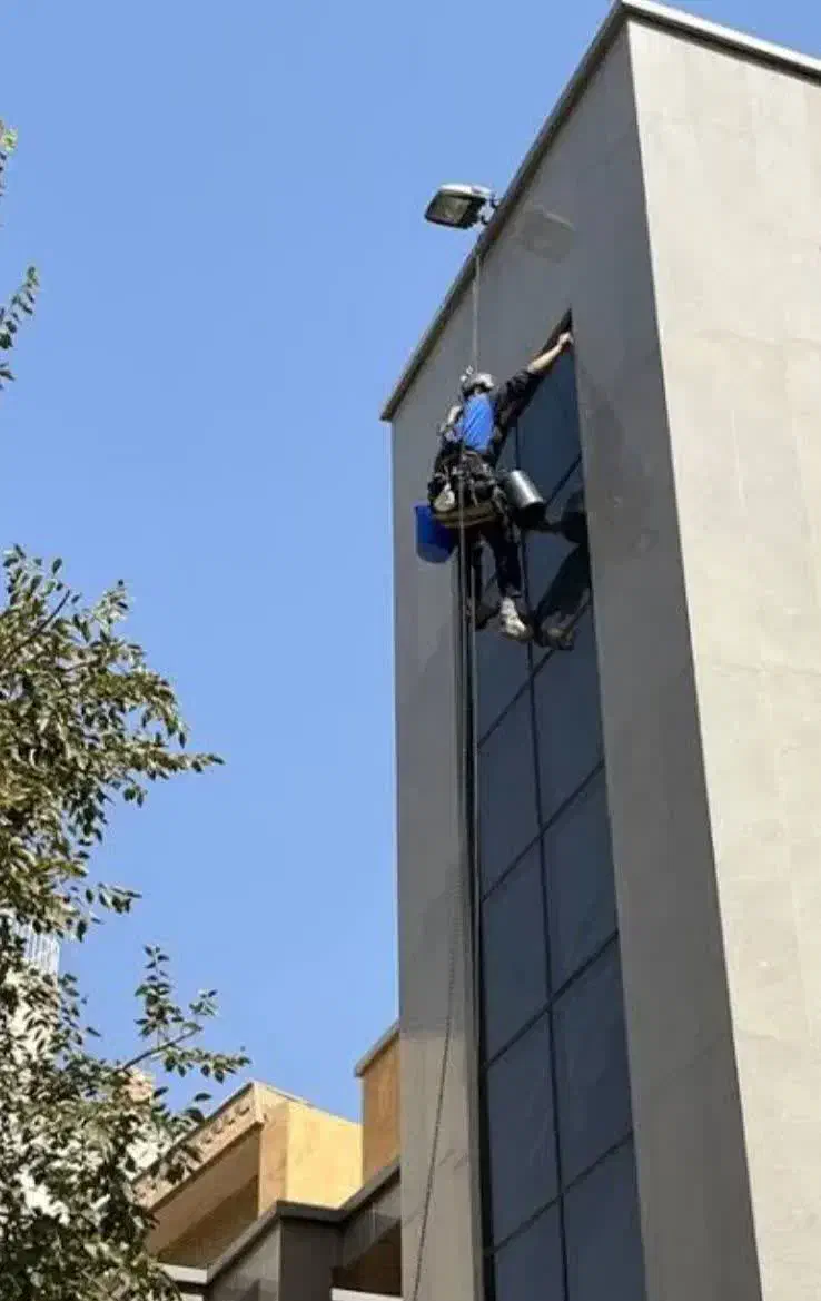 پیچ رولپلاک و شستشوی نما.کار در ارتفاع با طناب|خدمات پیشه و مهارت|ارومیه, |دیوار