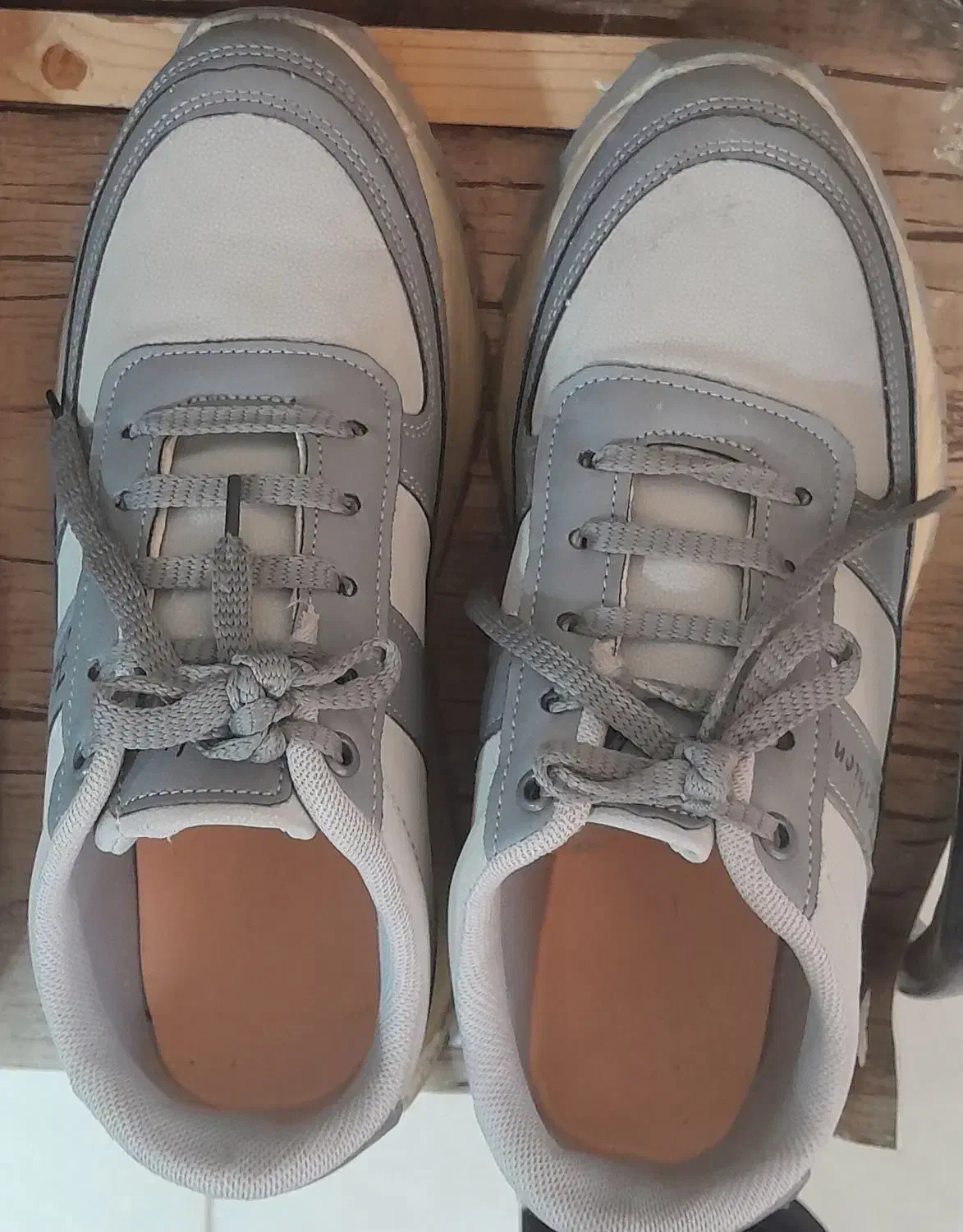 کتونی طوسی|کیف، کفش، کمربند|رشت, رشتیان|دیوار