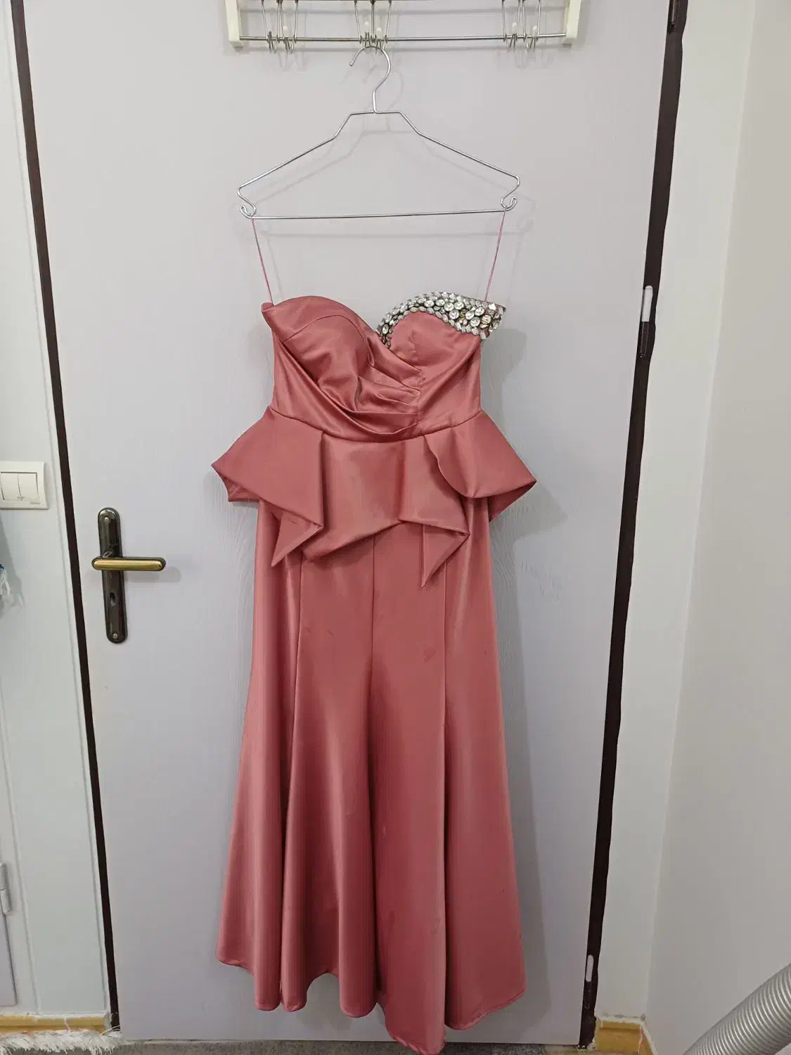 لباس مجلسی|لباس|کاشان, شهرک خاتم الانبیا (مسکن ملی کاشان)|دیوار