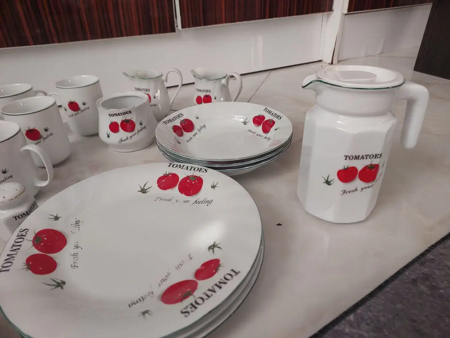 تعداد زیادی ظروف گوجه ای|ظروف سرو و پذیرایی|قلعه شاهین, |دیوار