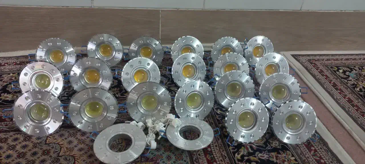 لامپ هالوژن و قاب کامل|لامپ و چراغ|قم, نوبهار|دیوار