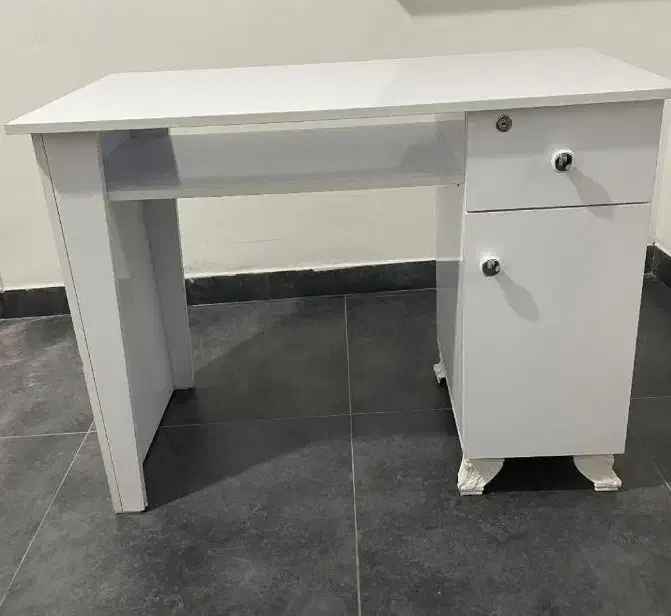 میز  ناخن کاری و صندلی تابوره و استادکار چرخدار|میز تحریر و کامپیوتر|رشت, سعدی (تختی)|دیوار