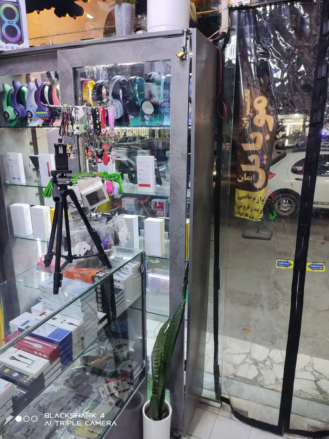 ویترین پشت شیشه با طبقات و ال ای دی|فروشگاه و مغازه|گلستان (تهران), |دیوار