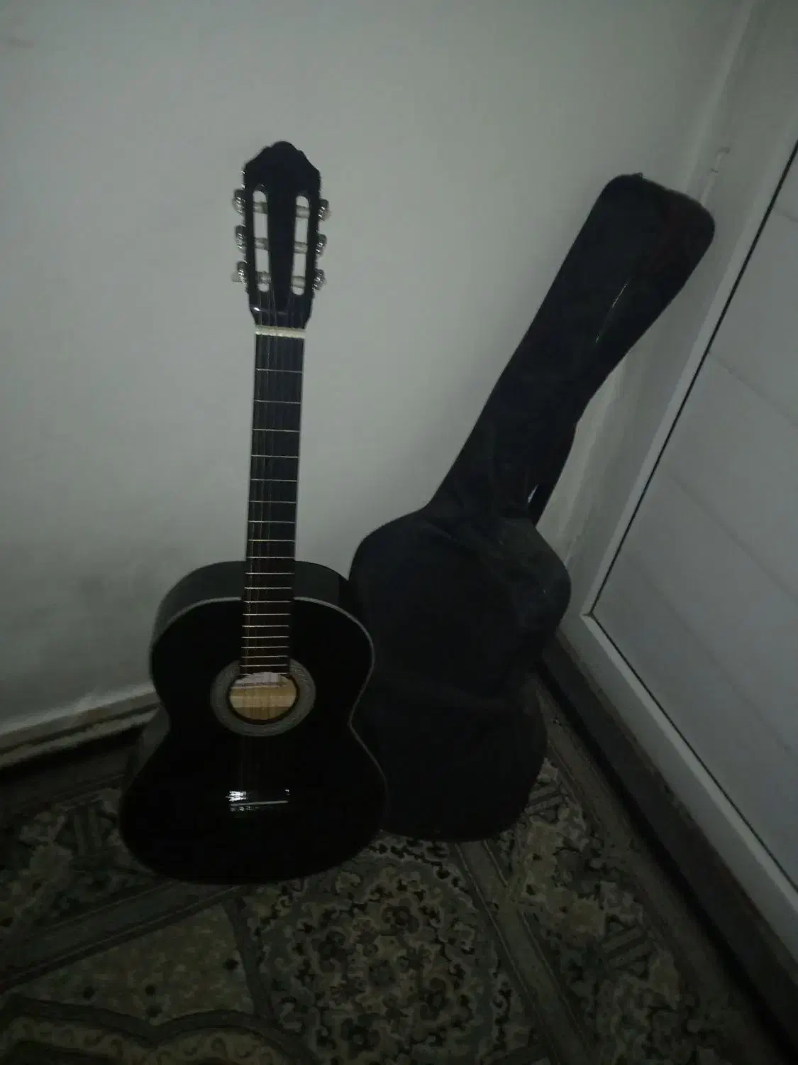 گیتار کلاسیک|گیتار، بیس، امپلیفایر|سمنان, |دیوار