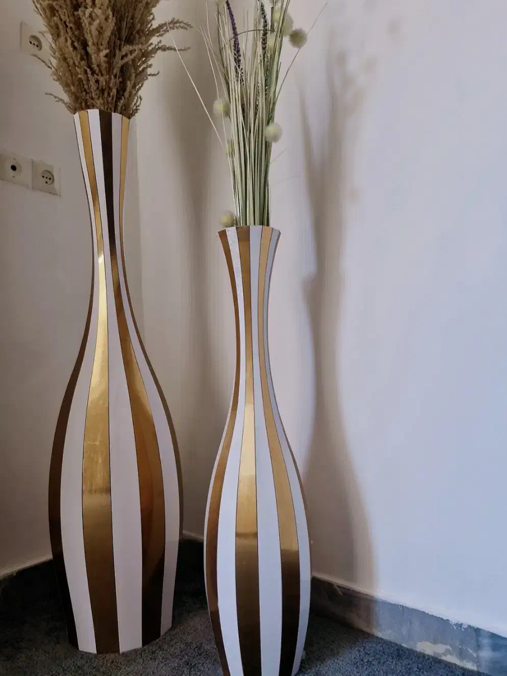 گلدان کنار سالنی با گل|گل مصنوعی|ایذه, |دیوار