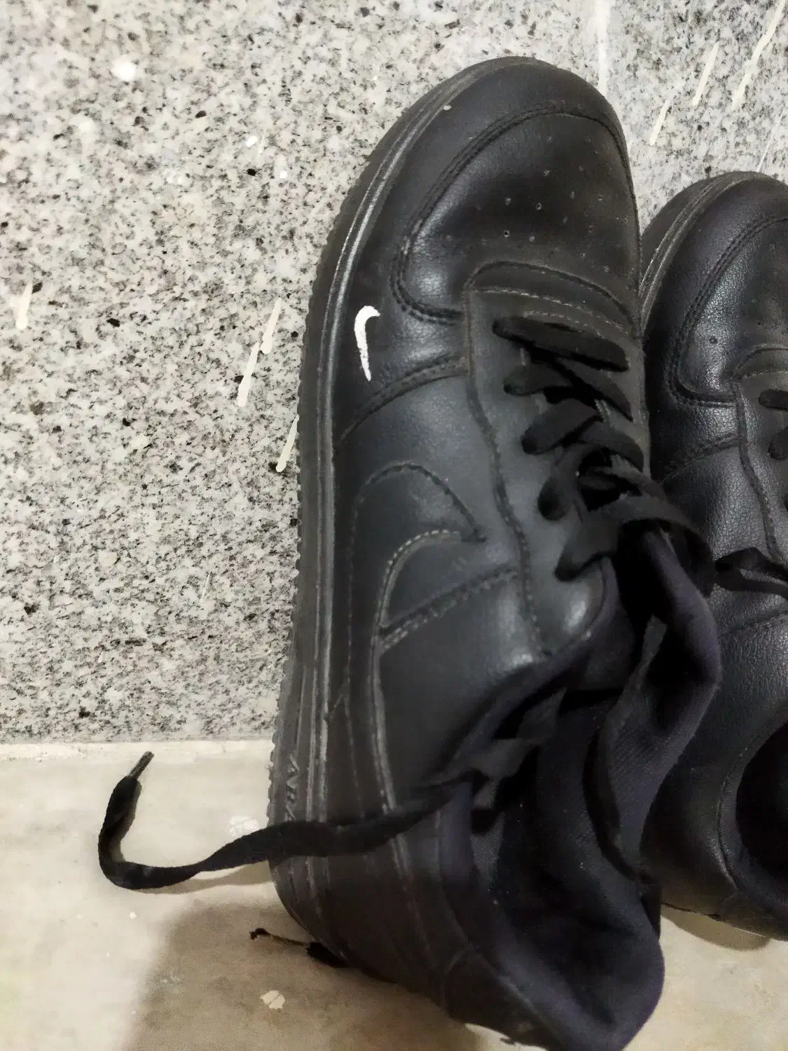 2 جفت کفش|کیف، کفش، کمربند|مسجد سلیمان, |دیوار