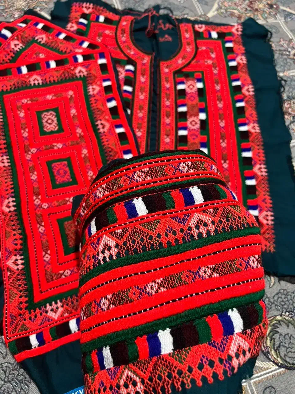 دوزنده زیاستین|لباس|سراوان, |دیوار