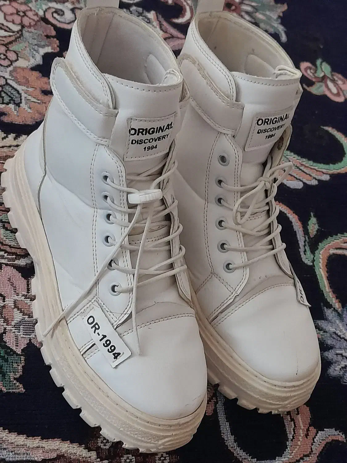 بوت سفید|کیف، کفش، کمربند|ایذه, |دیوار