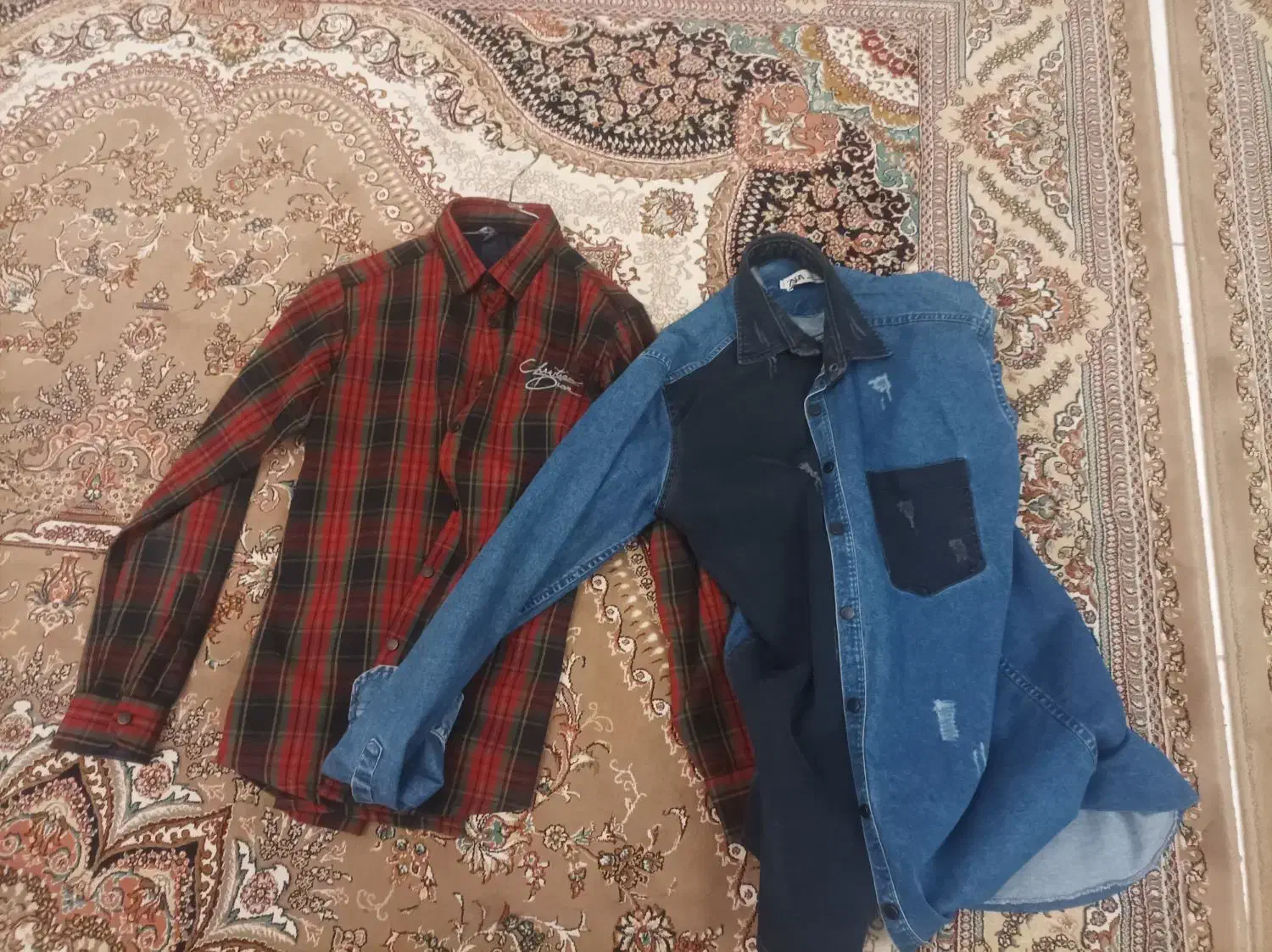 دو عدد لباس|لباس|بهارستان, |دیوار