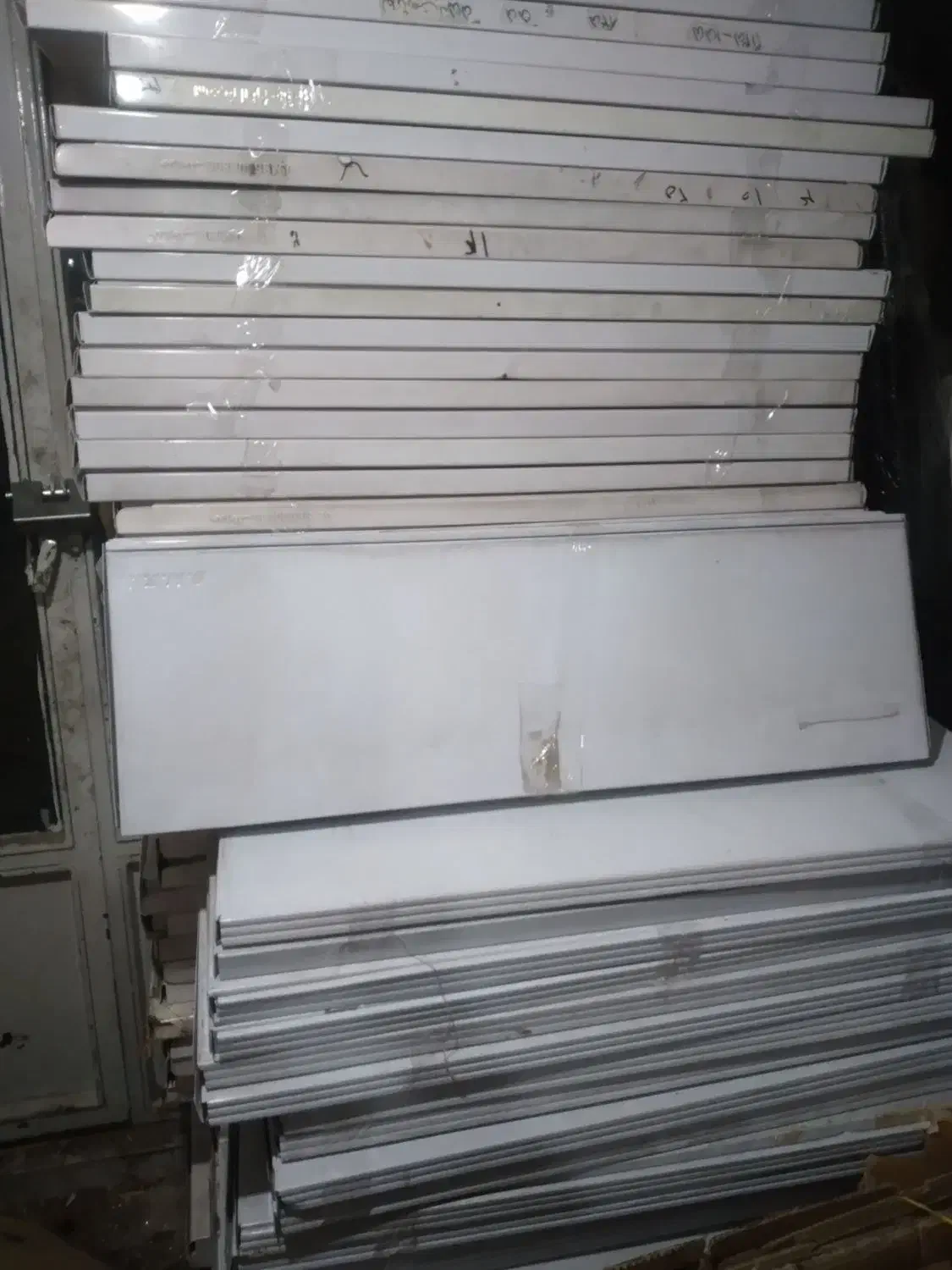 قفسه دیواری فروشگاهی در حد نو|فروشگاه و مغازه|تهران, امام حسین|دیوار