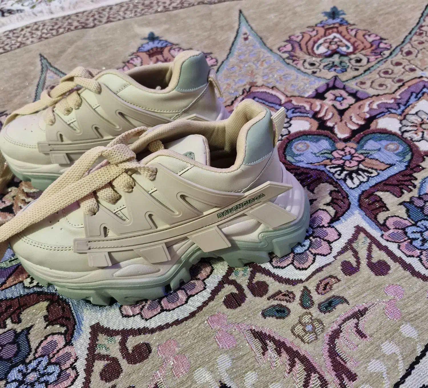 یک جفت کفش اسپورت|کیف، کفش، کمربند|سنندج, |دیوار