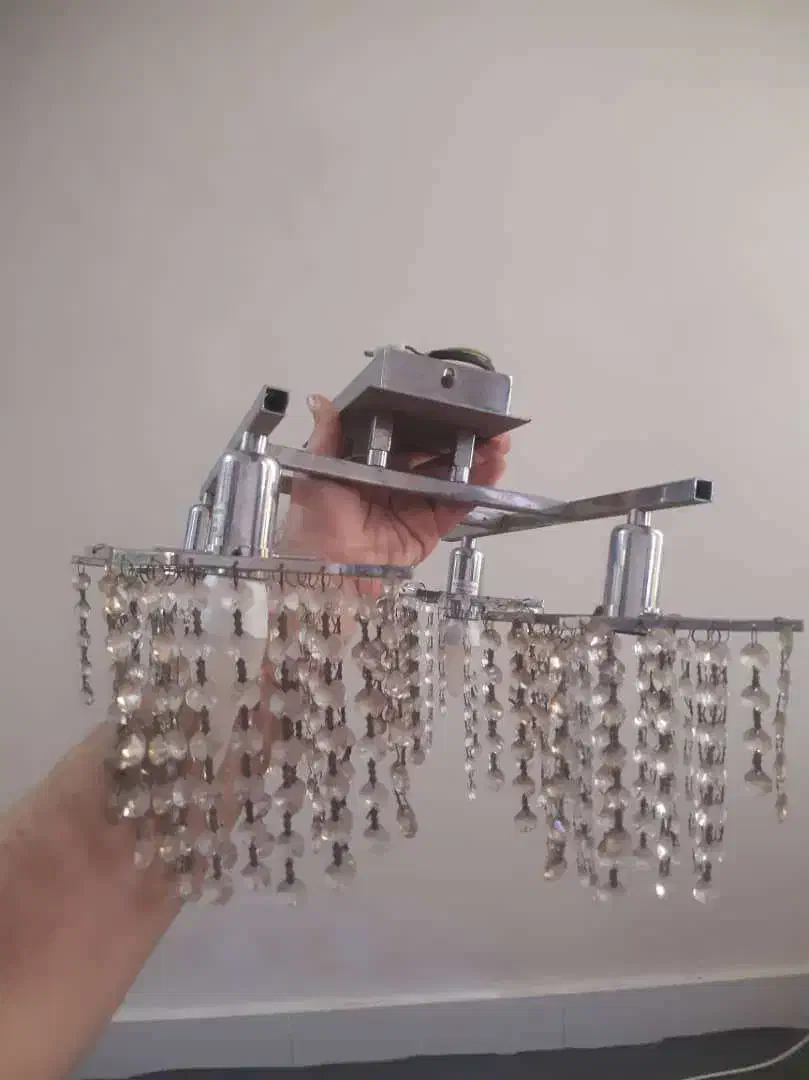 لوستر چهار شاخه، کاملا سالم، با دو لامپ سالم|لوستر و چراغ آویز|رشت, چله خانه|دیوار