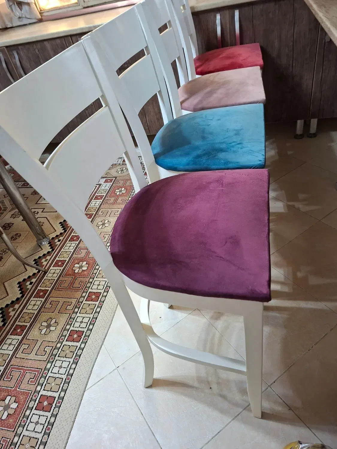 صندلی جلوی جزیره چوب راش در چهار رنگ مختلف|میز و صندلی غذاخوری|رباط‌کریم, رباط‌کریم|دیوار