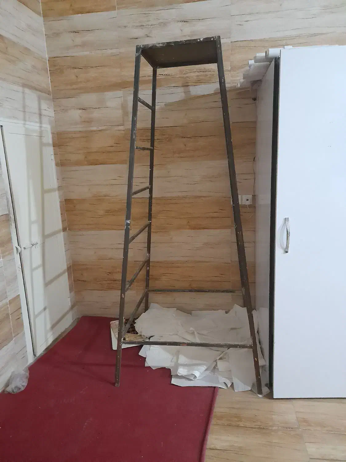 چهار پایه اهنی|صندلی و نیمکت|خرمآباد, |دیوار