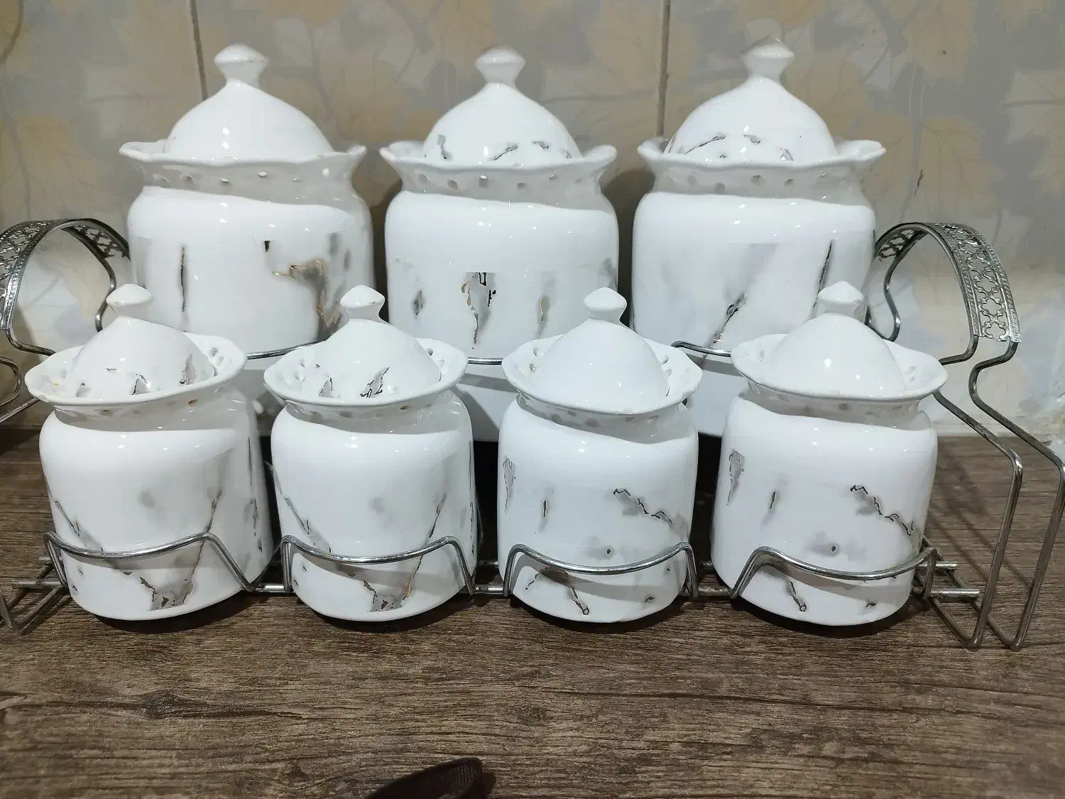 جا ادویه ای جنس چینی همراه با استند فلزی|ظروف سرو و پذیرایی|ایذه, |دیوار