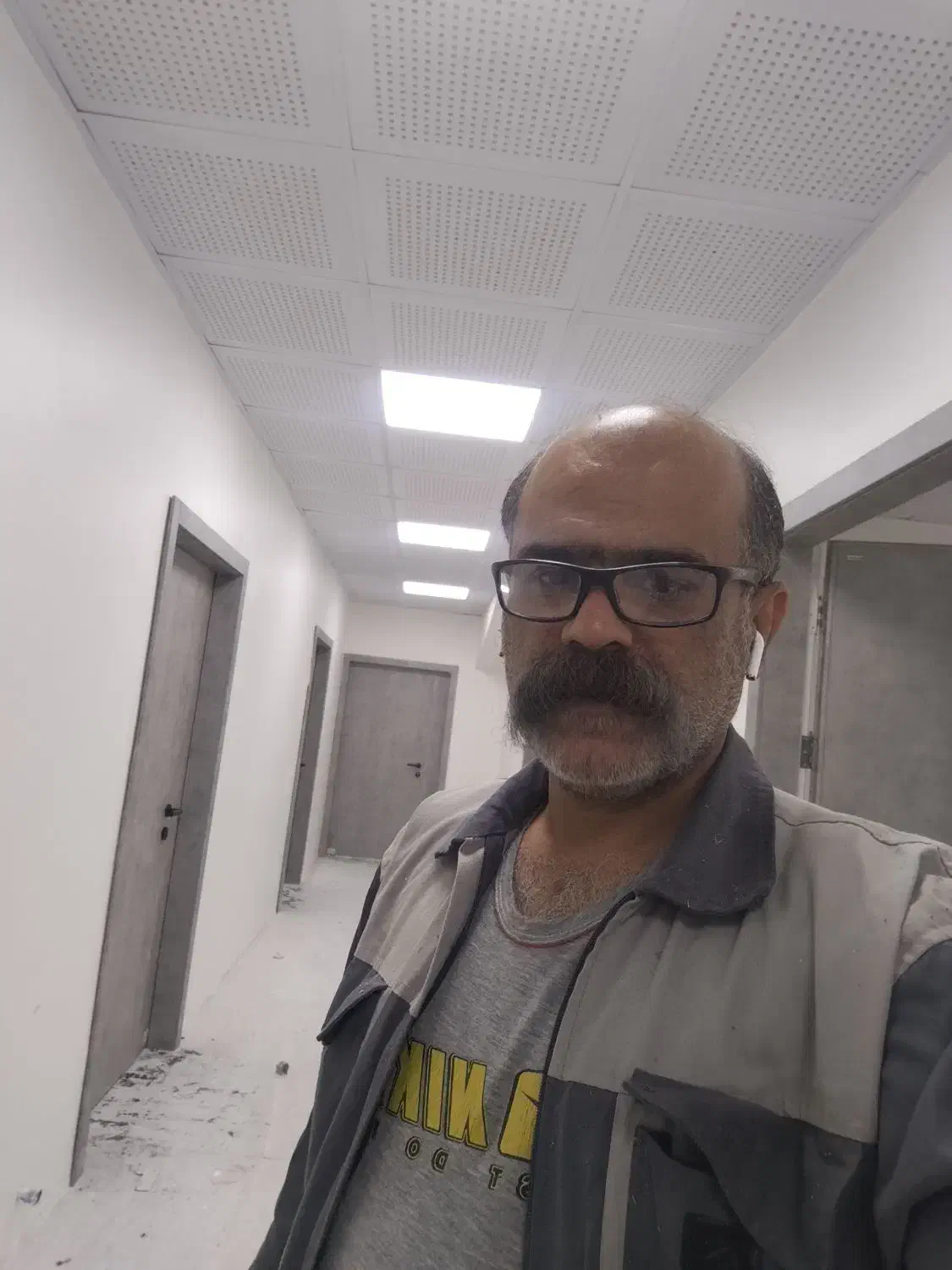 نصاب درب چوبی کابینت و کمد دیواری|خدمات پیشه و مهارت|پرند, فاز ۵|دیوار