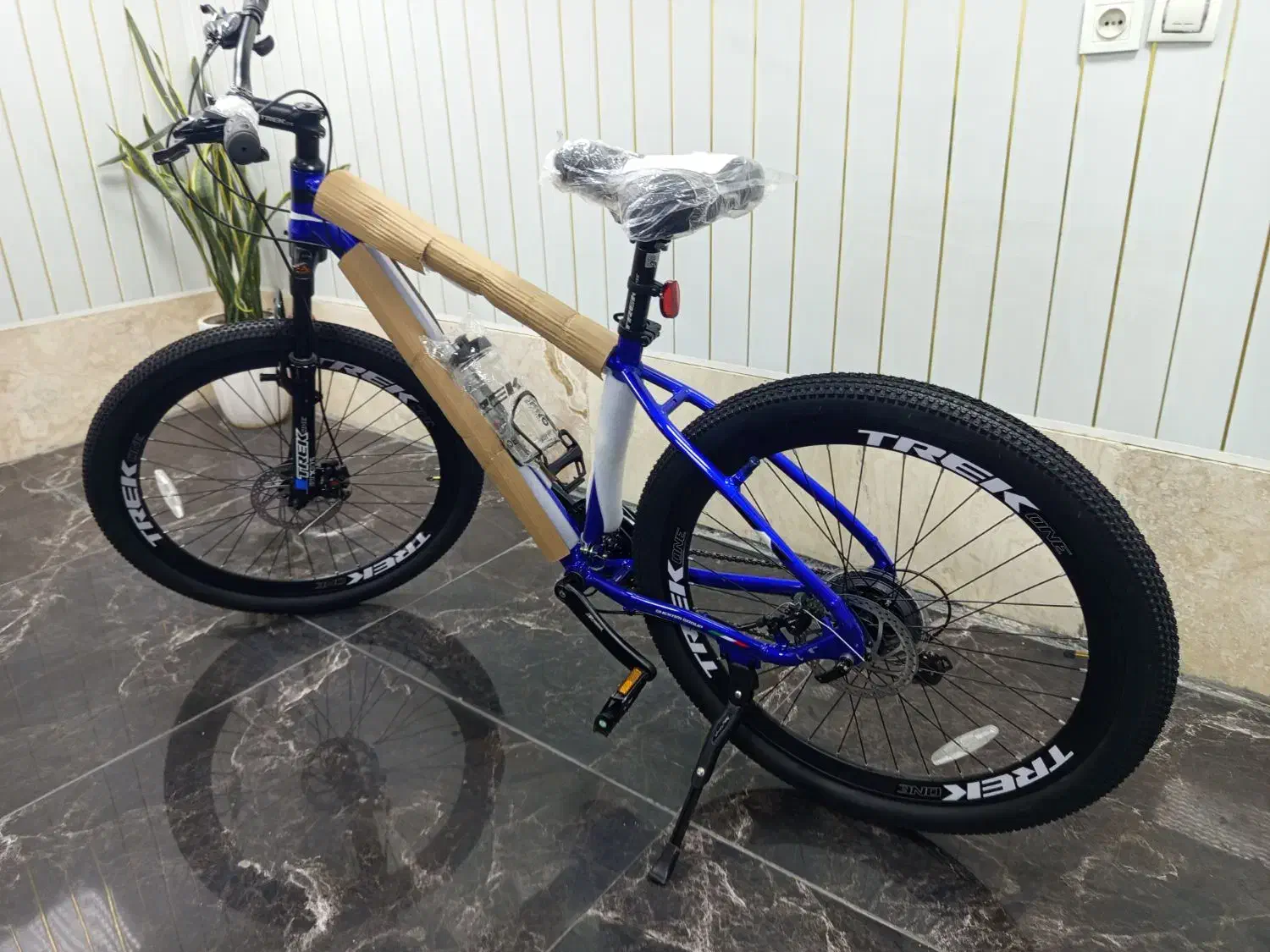 دوچرخه ترک نو رکاب نخورده. آلومینیوم|دوچرخه، اسکیت، اسکوتر|فردیس, منظریه|دیوار