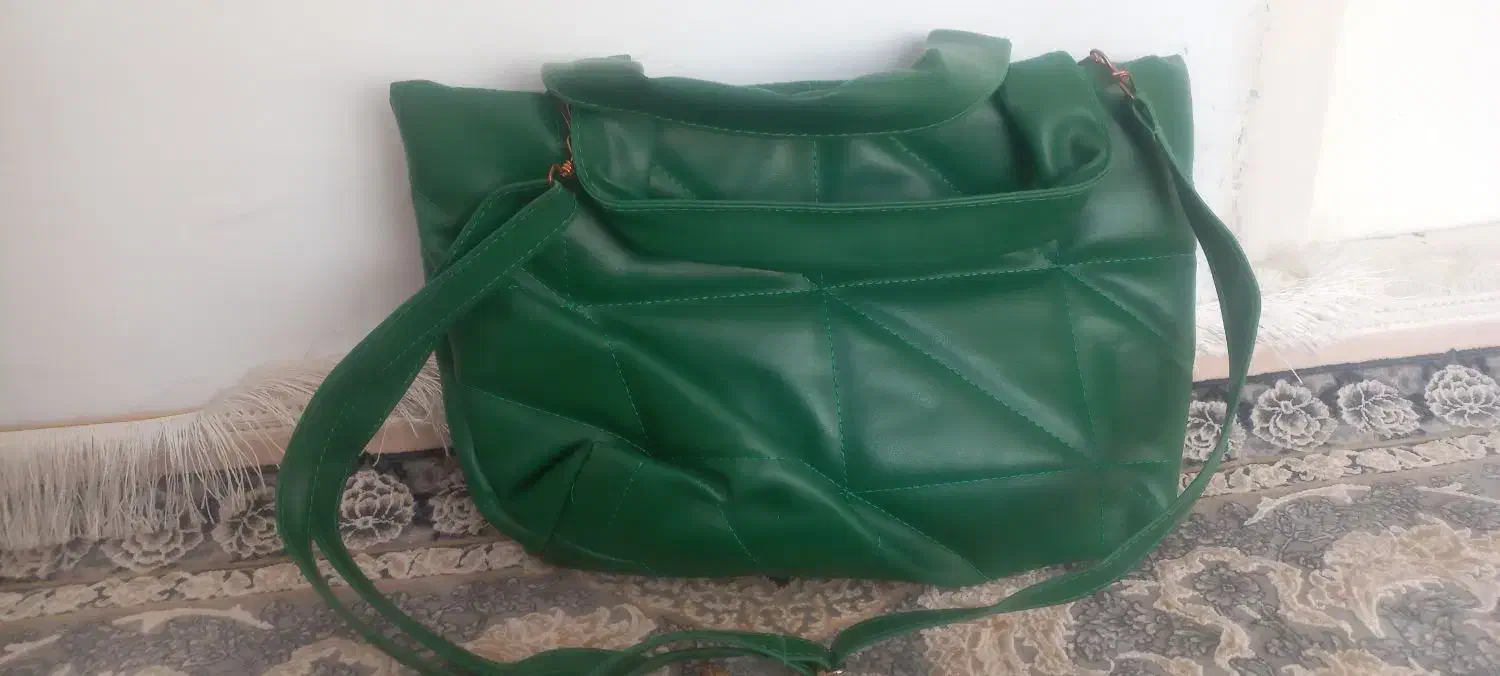 کیف بزرگ|کیف، کفش، کمربند|هشتگرد, هشتگرد قدیم|دیوار