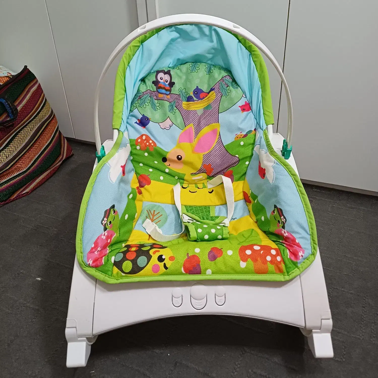 نی نی لای زیبا و در حد نو نو|تخت و صندلی بچه|اصفهان, همدانیان|دیوار