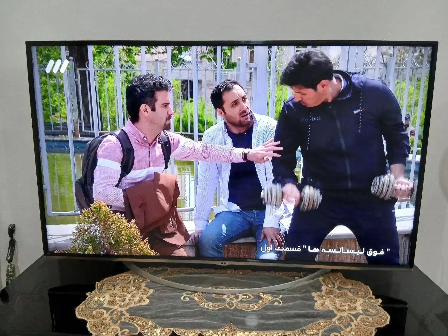 تلویزیون هوشمند با میز تلویزیون در شهریار|تلویزیون و پروژکتور|شاهدشهر, |دیوار