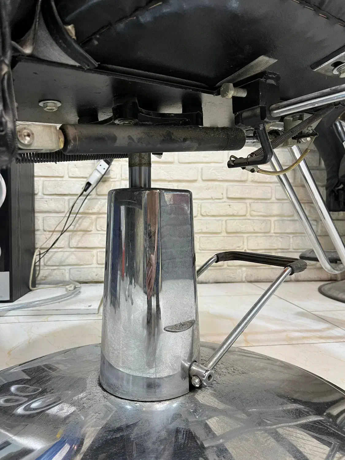 صندلی آرایشگاه|آرایشگاه و سالنهای زیبایی|اندیشه, اندیشه فاز ۱|دیوار