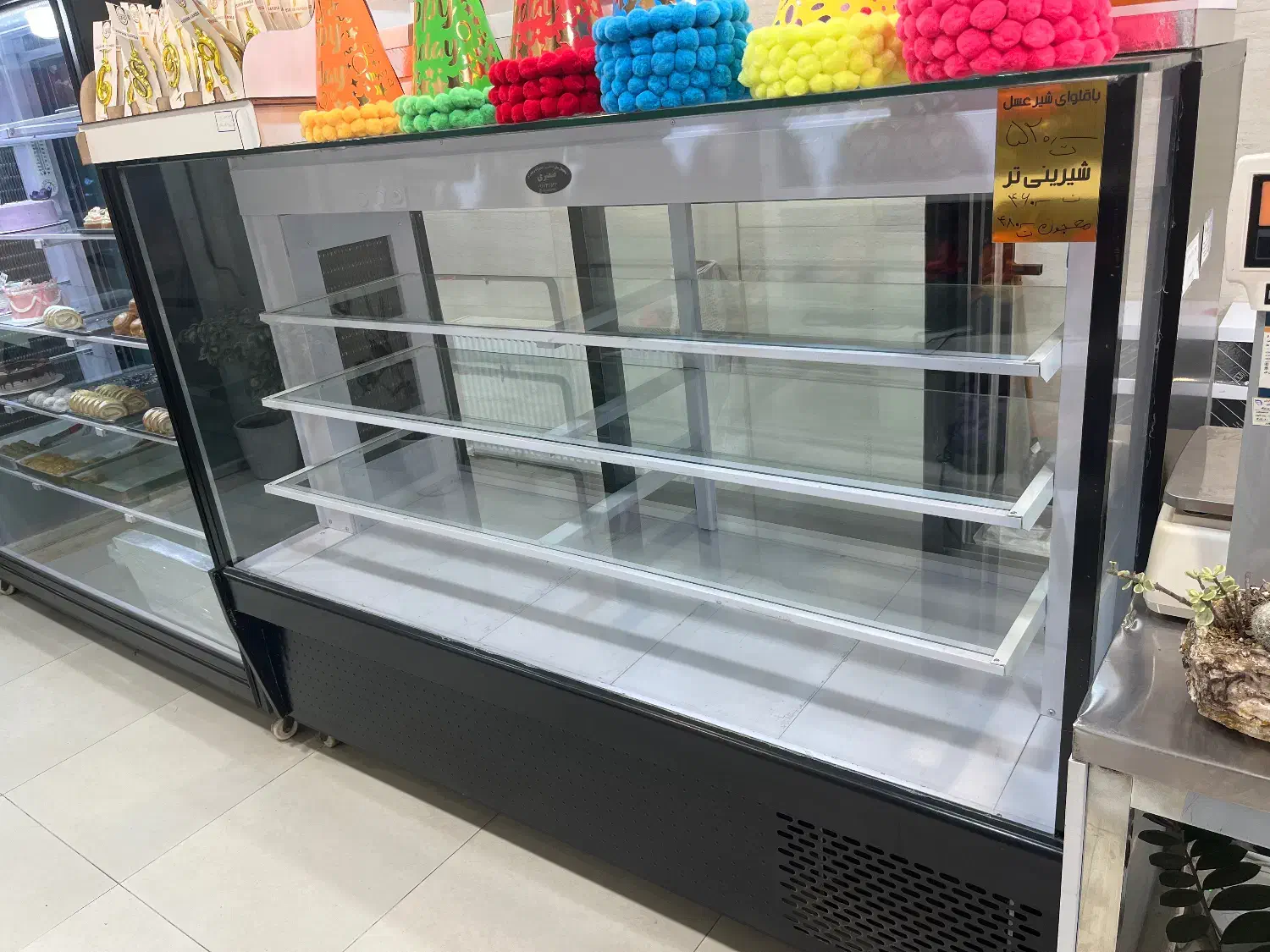 ویترین قنادی مکعبی|فروشگاه و مغازه|رشت, پستک|دیوار