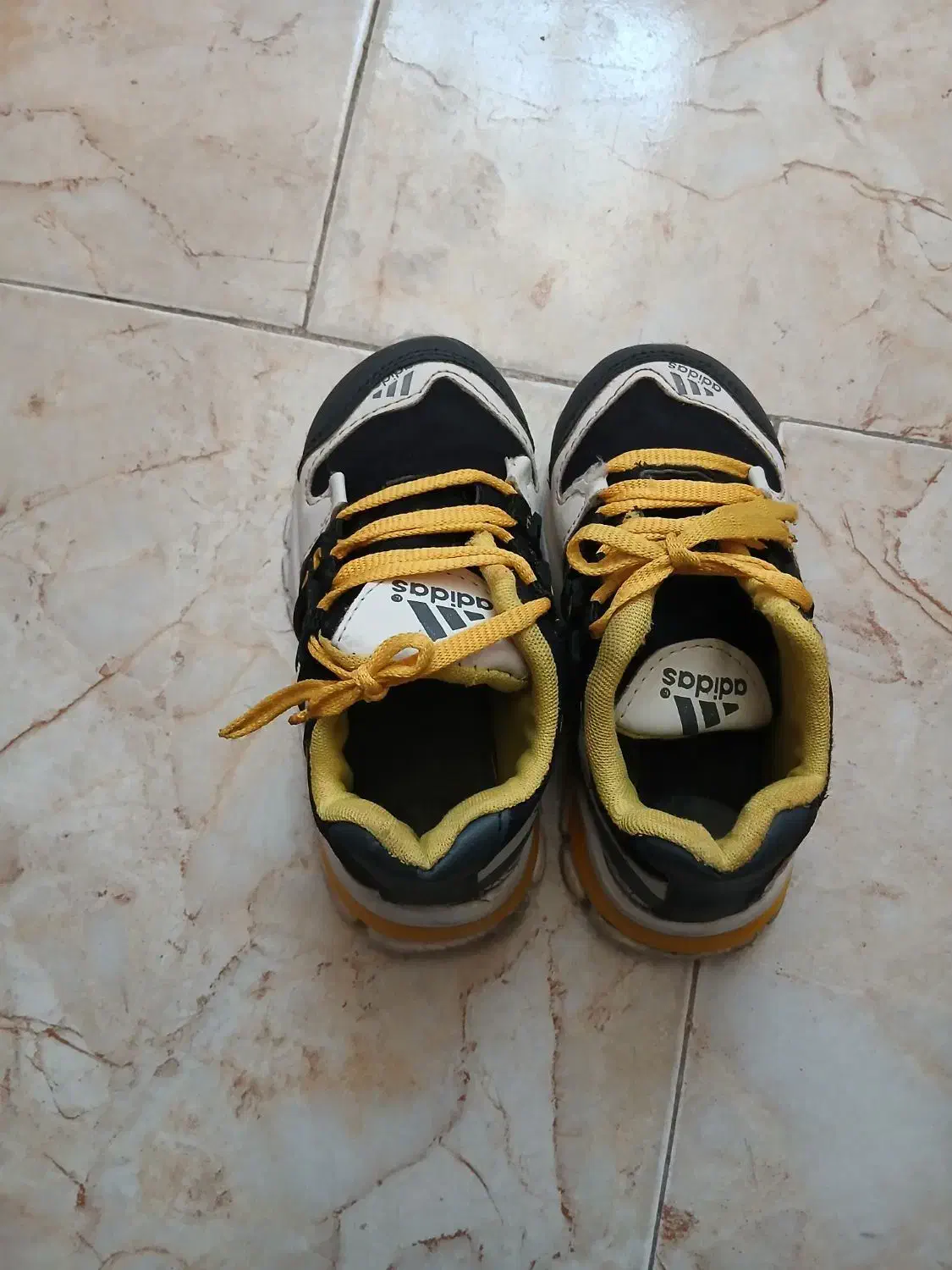 ۳جفت کفش بچه گانه ویک جفت کفش فوتبال بچه گانه|کیف، کفش، کمربند|ارومیه, |دیوار