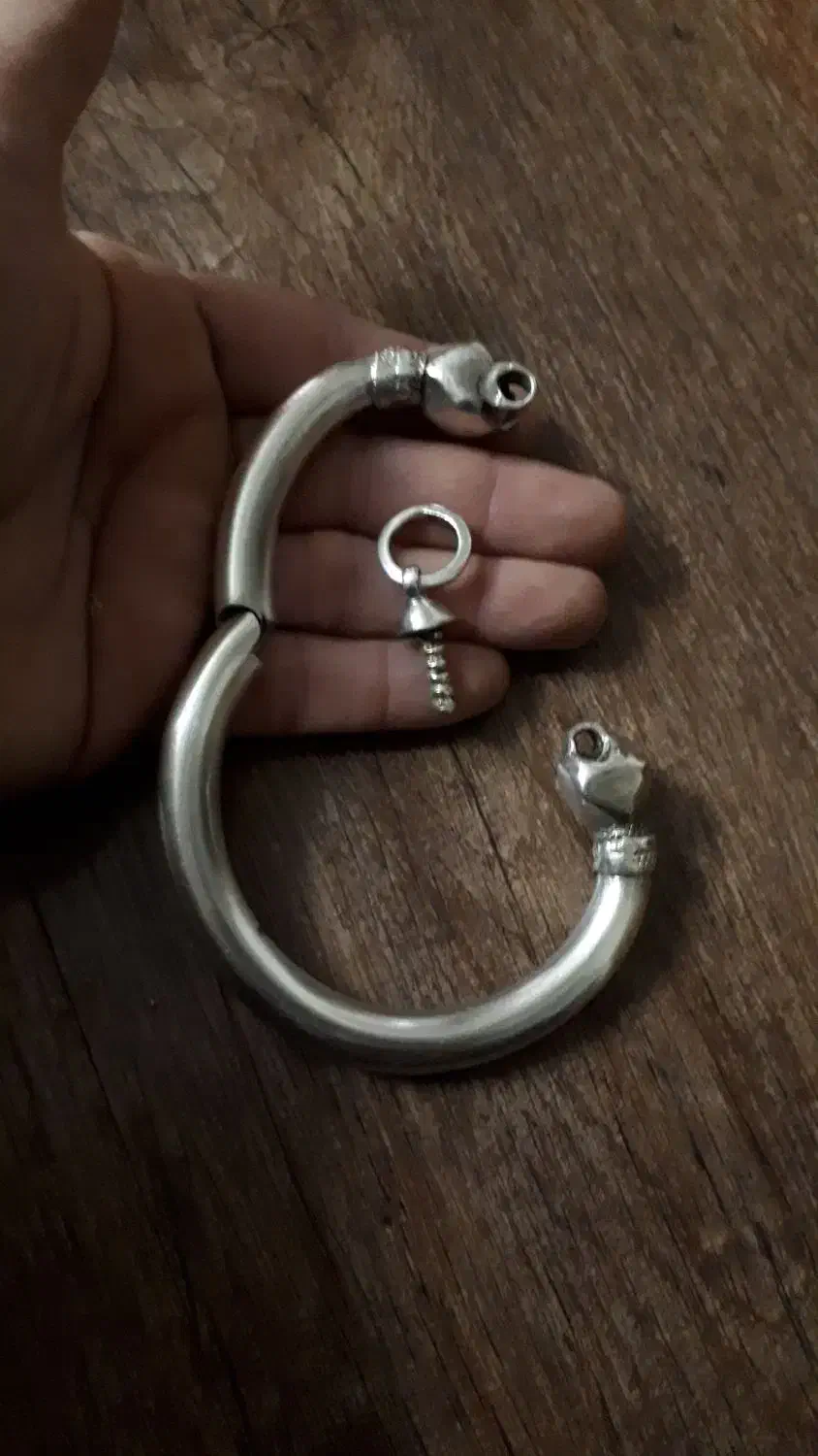 دستبند پالهنگ نقره صفوی لولا دار عتیقه موزه ای|کلکسیون اشیاء عتیقه|تهران, باغ خزانه|دیوار