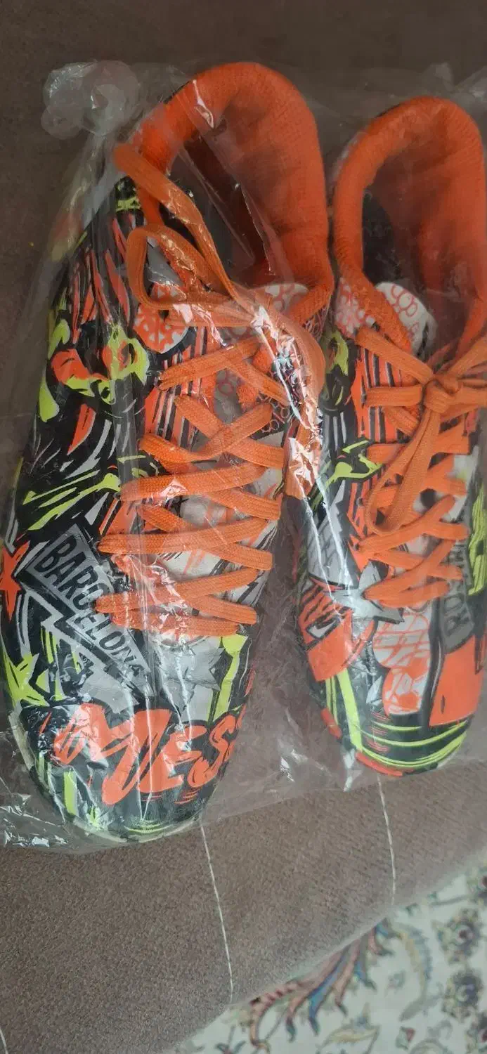 یک جفت کفش ورزشی سالنی،چمن مصنوعی|کیف، کفش، کمربند|مهاباد (آذربایجان غربی), |دیوار