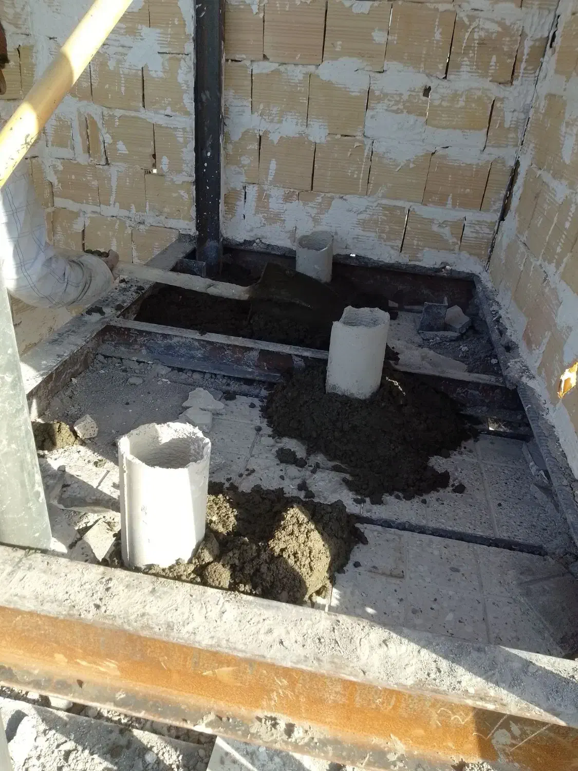 بتون ریزی دستی  در روستاها مصلح کشی با قرقر|خدمات پیشه و مهارت|مشهد, قائم|دیوار