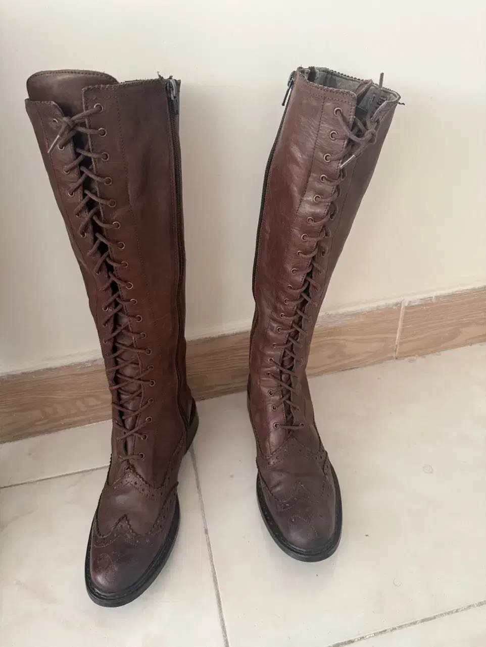 بوت چرم|کیف، کفش، کمربند|فردیس, منظریه|دیوار