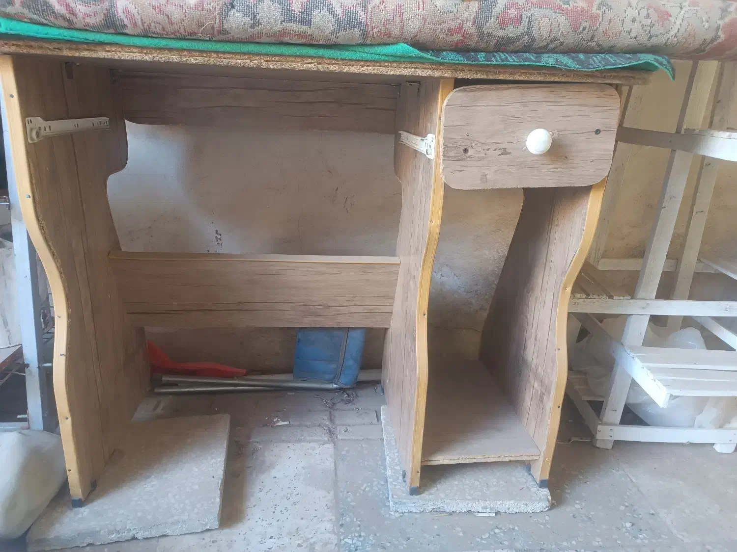 میز کامپیوتر|میز تحریر و کامپیوتر|تربتحیدریه, اندیشه|دیوار