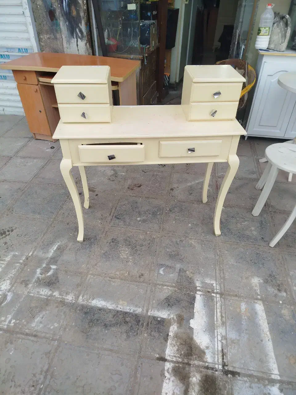 میز ناخن|آرایشگاه و سالن‌های زیبایی|کنگاور, |دیوار