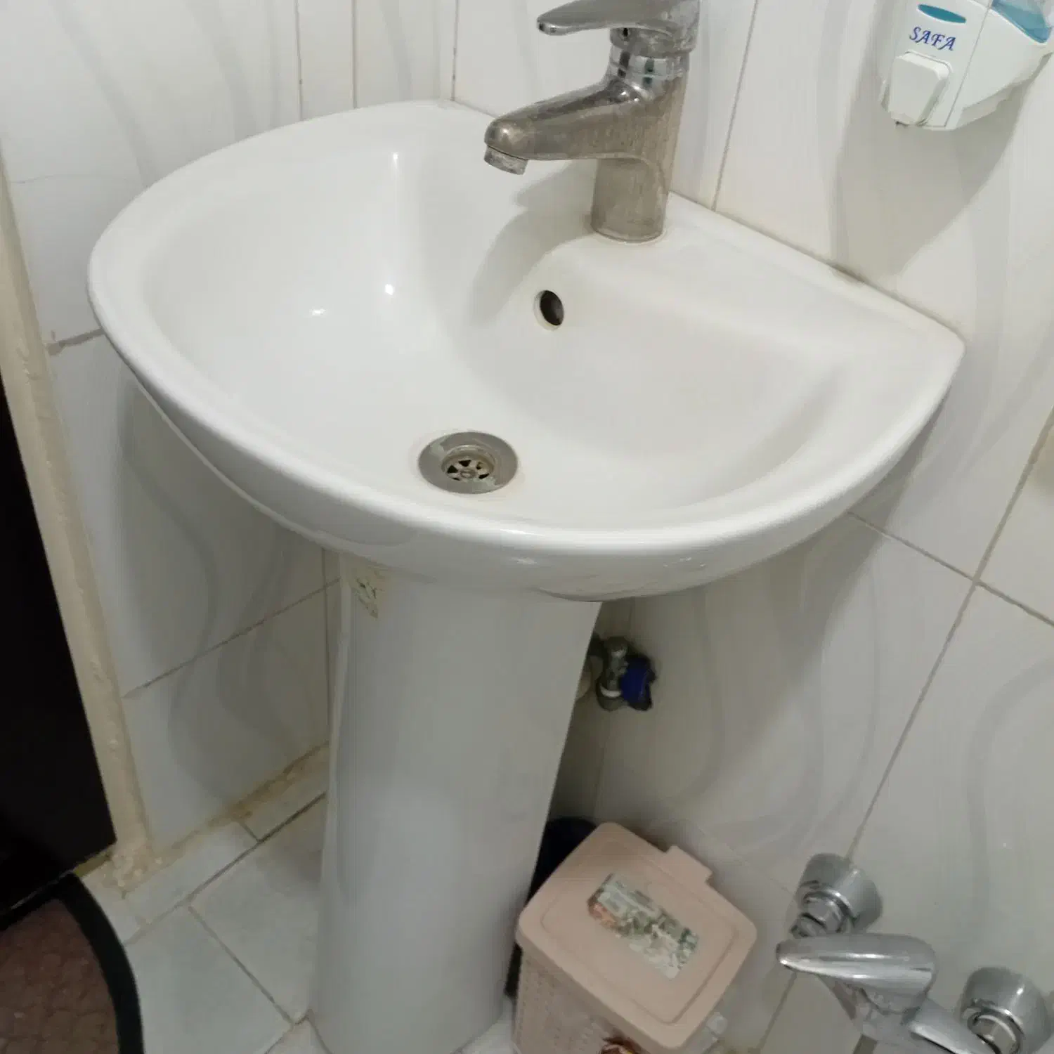 روشویی پایه دار سالم تمیز|لوازم سرویس بهداشتی|محمدیه-قزوین, |دیوار