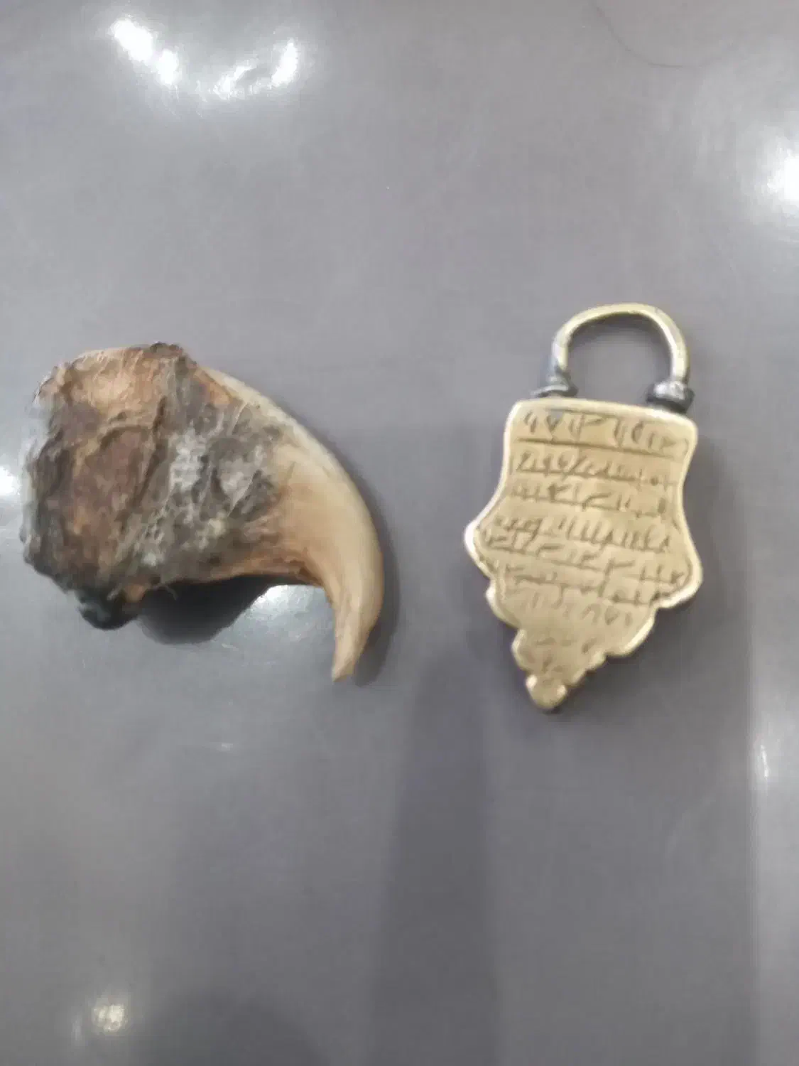 قفل کمر برنجی کهنه وچنج پلنگ|کلکسیون اشیاء عتیقه|فارسان, |دیوار