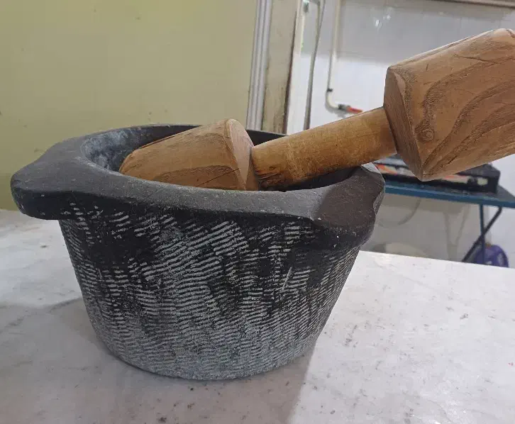 هاونگ سنگی بهمراه دسته‌ هاون قدیمی‌نوستالژی|کلکسیون اشیاء عتیقه|هشتگرد, شهرک بعثت|دیوار