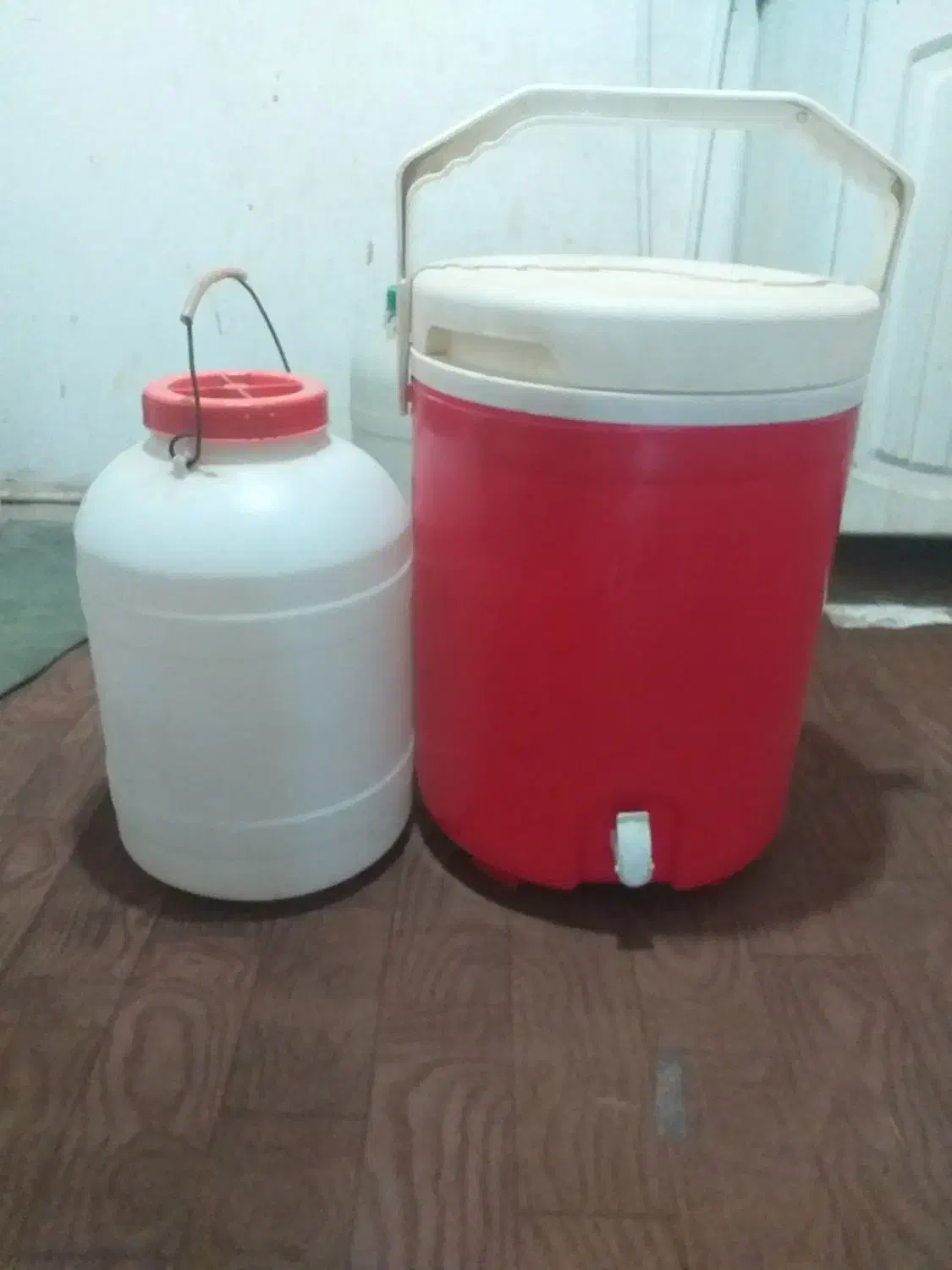 کلمن|ظروف نگهدارنده، پلاستیکی، یکبارمصرف|قم, شهر قائم|دیوار