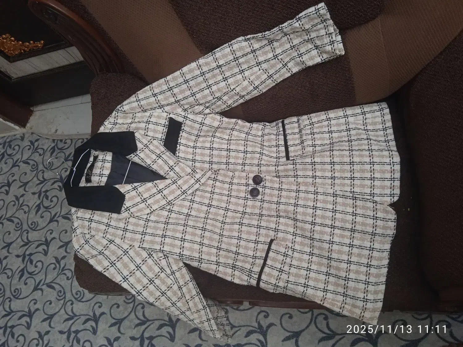 یک عدد پالتو/مانتو|لباس|یاسوج, |دیوار