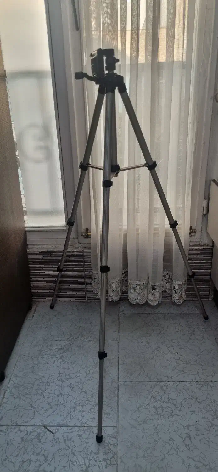 پایه دوربین تمیزوسالم درحدنو|دوربین عکاسی و فیلم‌برداری|تهران, چوب تراش|دیوار