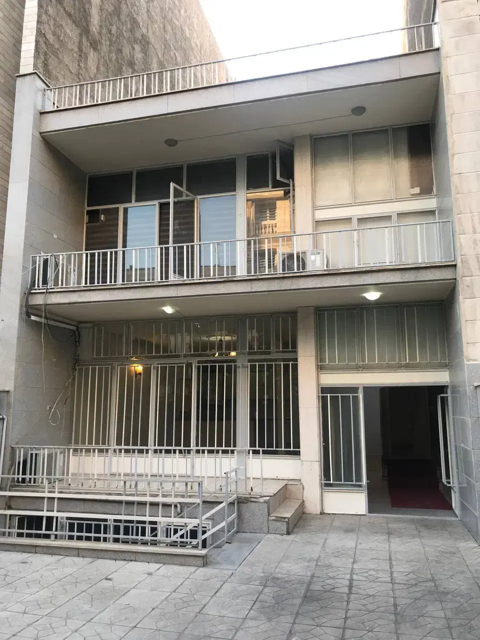 300 متر مستغلات فاطمی