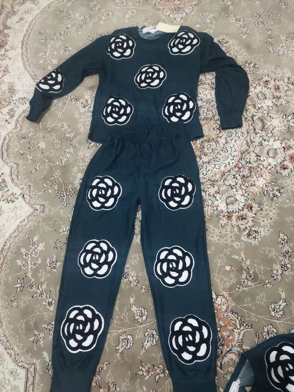 تعدادی لباس مجلسی|لباس|سرخنکلاته, |دیوار